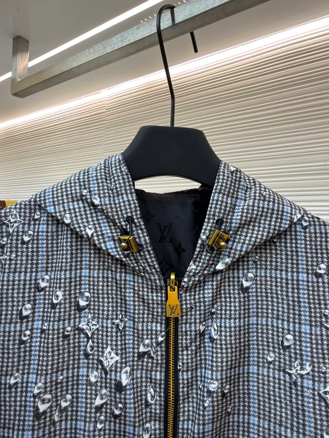 LOUIS VUITTON double-sided hooded raindrop printed windproof jacket ●Original version: 23999 purchase and development ●Item number: 1681911-B40 ●Fabric: nylon fabric ●Technology: printing production ●Color: gray ●Version: fitted version ●Weight: about 460 grams ●Size: S-M-L-XL ●Description: This lightweight double-sided windproof jacket presents two different styles: a vivid Monogram Waterdrop on one side The print consists of playful Monogram logos raining down on elegant Prince of Wales check. The other side is a timeless dark color, complemented by a subtle monogram jacquard in the same color. Easy to store, it's the perfect choice for a cozy weekend in the countryside or a rainy stroll in the city. Body: 100% polyester; Lining: 100% nylon; Other: 100% cotton, Drawstring hood Elasticized cuffs and hem Logo printed at outer side, jacquard logo pattern at inner side Zip at front Trim pockets. The overall wiring is straight and delicate, the fabric is comfortable and soft, and the color is consistent without color difference. It can be matched with the same style to create a fashionable look and control various occasions. Customized accessories, complete with three standards, same style for men and women!